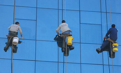 高空擦玻璃的污水別亂排，這樣收集處理才靠譜